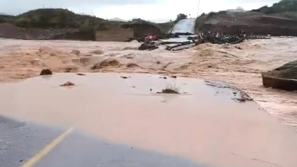 Κακοκαιρία Byron: Υπερχείλισε ο Ενιπέας, εκκενώθηκε οικισμός στα Φάρσαλα