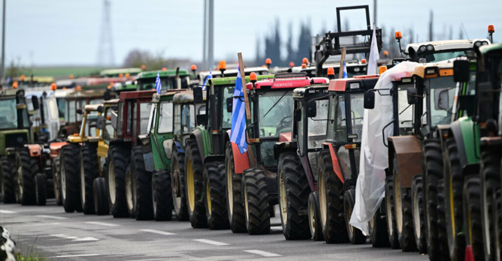 Αγρότες: Κλείνουν και παρακαμπτήριους στις εθνικές οδούς, αποκλείουν τελωνεία και ετοιμάζονται για το λιμάνι του Βόλου