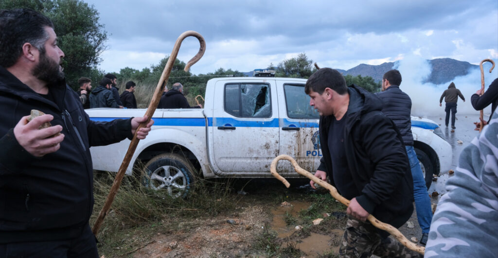 «Κόκκινη γραμμή» για την κυβέρνηση τα επεισόδια με τους αγρότες: Τι βάζει στο τραπέζι το Μαξίμου, τι ζητούν από τα μπλόκα