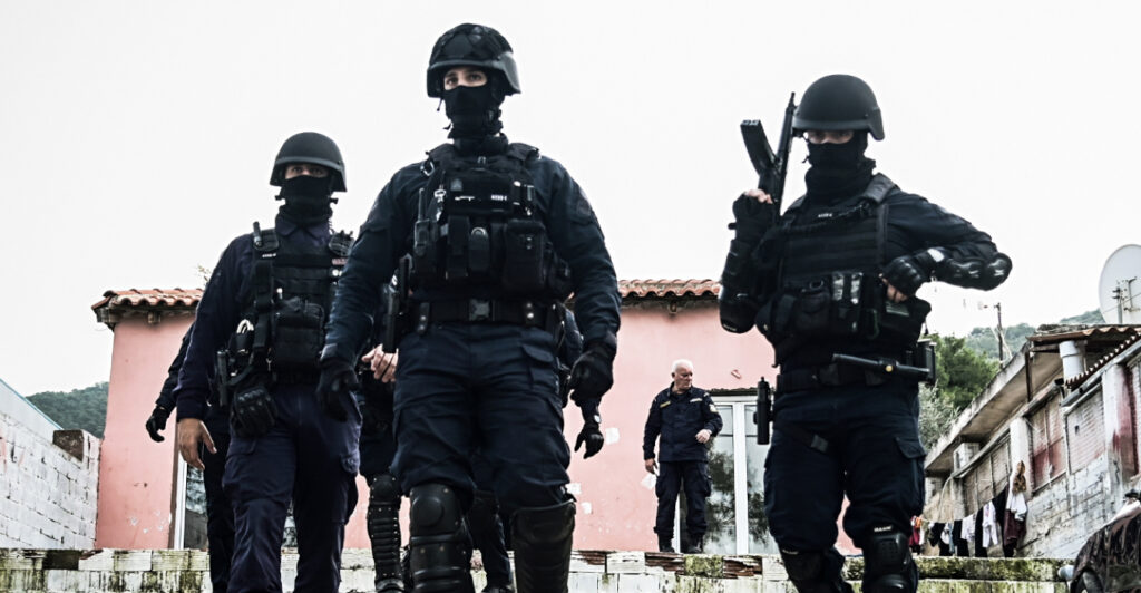 Καλύβια: Το ελληνικό FBI βρήκε καλάσνικοφ και πιστόλια με σιγαστήρα - Συνελήφθη ένας άνδρας, προετοίμαζε δολοφονία