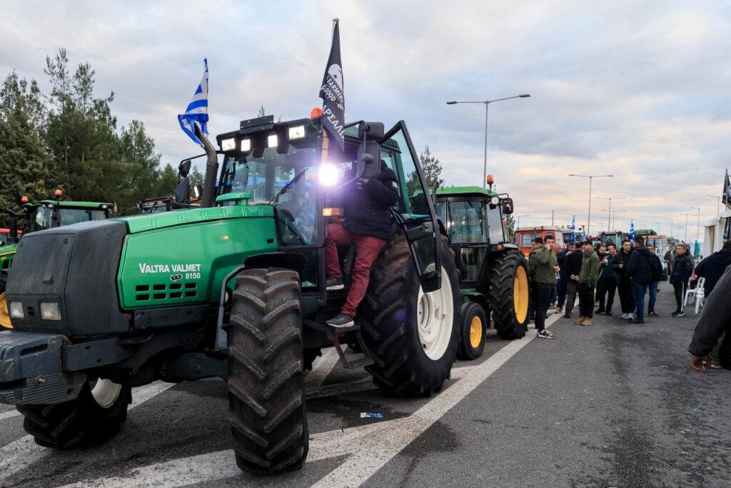 Οι αγρότες κλείνουν και σήμερα το μεσημέρι τον κόμβο στο Δερβένι στη Θεσσαλονίκη