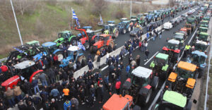 Σε αποκλεισμό του λιμανιού του Βόλου προχωρούν σήμερα οι αγρότες στη σκιά της παρέμβασης του εισαγγελέα του Αρείου Πάγου