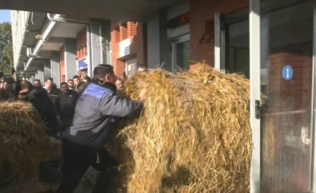 Ένταση στην Καβάλα: Αγρότες έκαναν κατάληψη του κτηρίου της Αντιπεριφέρειας και πέταξαν άχυρα και γάλα