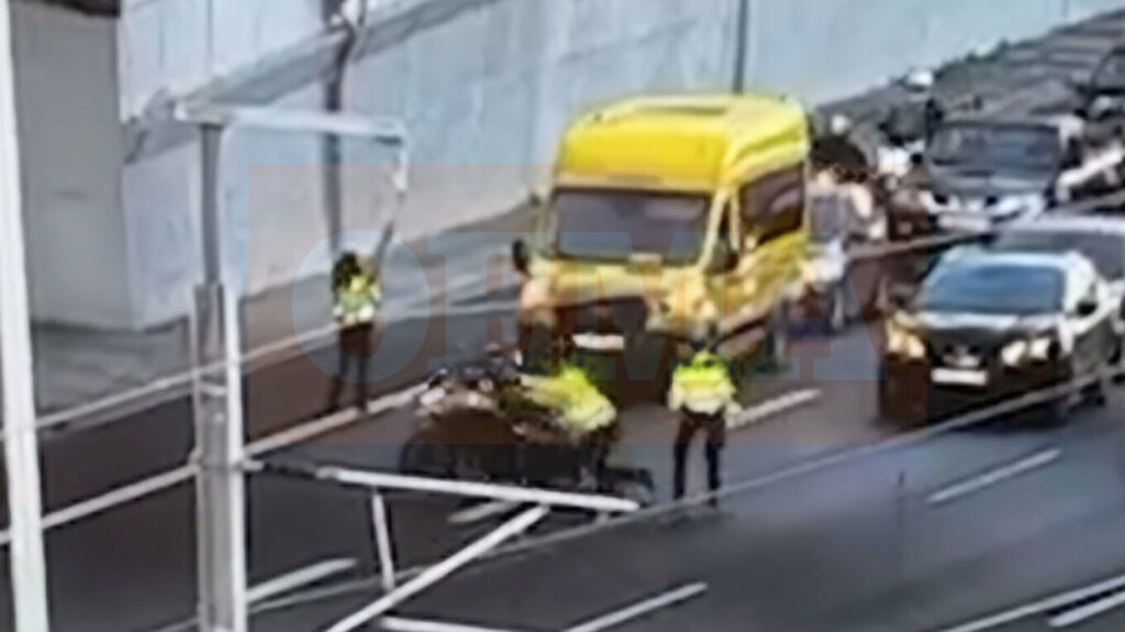 Αττική Οδός: Αναβάτης παρέσυρε τροχονόμο προσπαθώντας να σπάσει μπλόκο για μηχανές - BINTEO