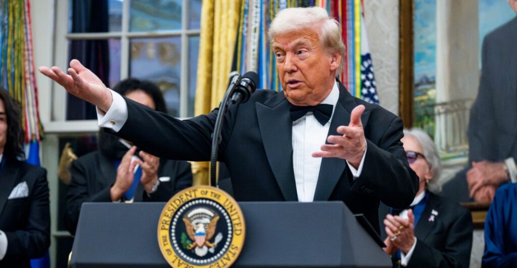 Δημοσκόπηση Politico: Ο απρόβλεπτος Τραμπ κυριαρχεί στις μεγάλες δημοκρατίες της Ευρώπης - Αδύναμοι να τον χειριστούν οι ηγέτες