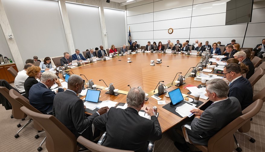 Σιωπηρές διαφωνίες και ισχυρές αντιστάσεις στις μειώσεις επιτοκίων δείχνουν ότι η Fed μπαίνει βαθιά διχασμένη στο 2026