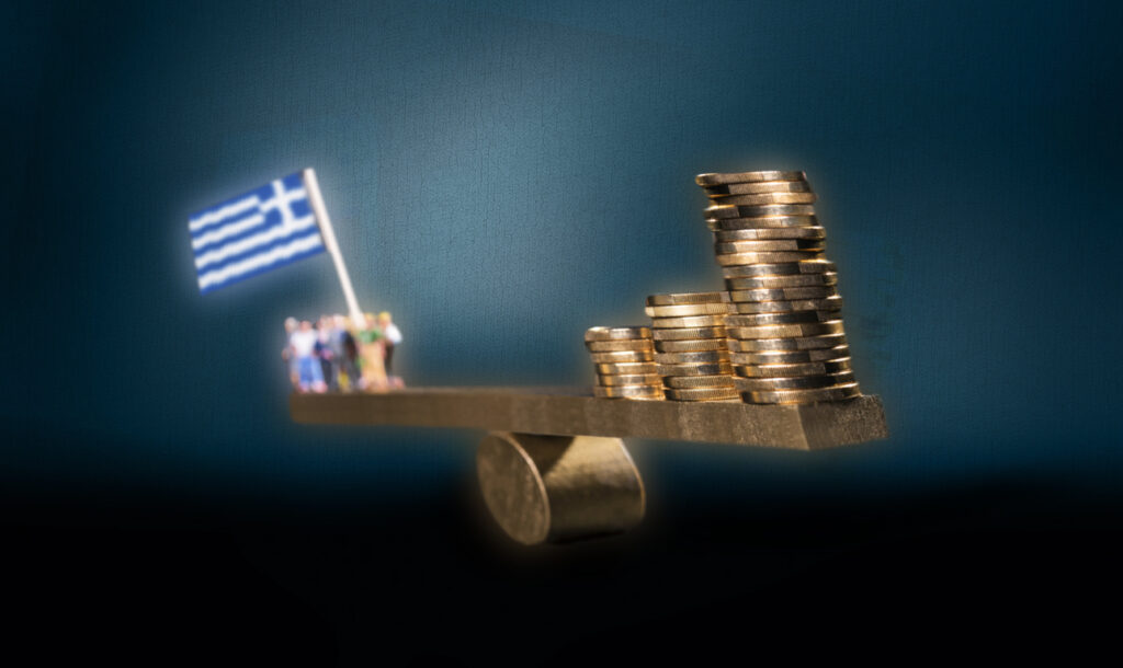 Η Ελλάδα υπερφορολογεί τους πολίτες μέσω του ΦΠΑ σύμφωνα με την Κομισιόν