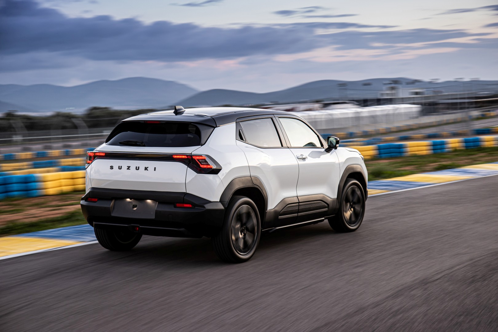 Suzuki e Vitara: Πρώτη γνωριμία σε πίστα... καρτ - Πότε θα είναι διαθέσιμο στην Ελλάδα