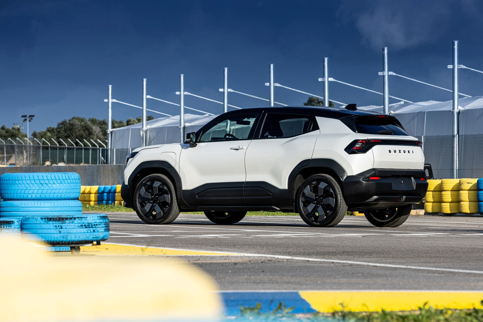 Suzuki e Vitara: Πρώτη γνωριμία σε πίστα... καρτ - Πότε θα είναι διαθέσιμο στην Ελλάδα