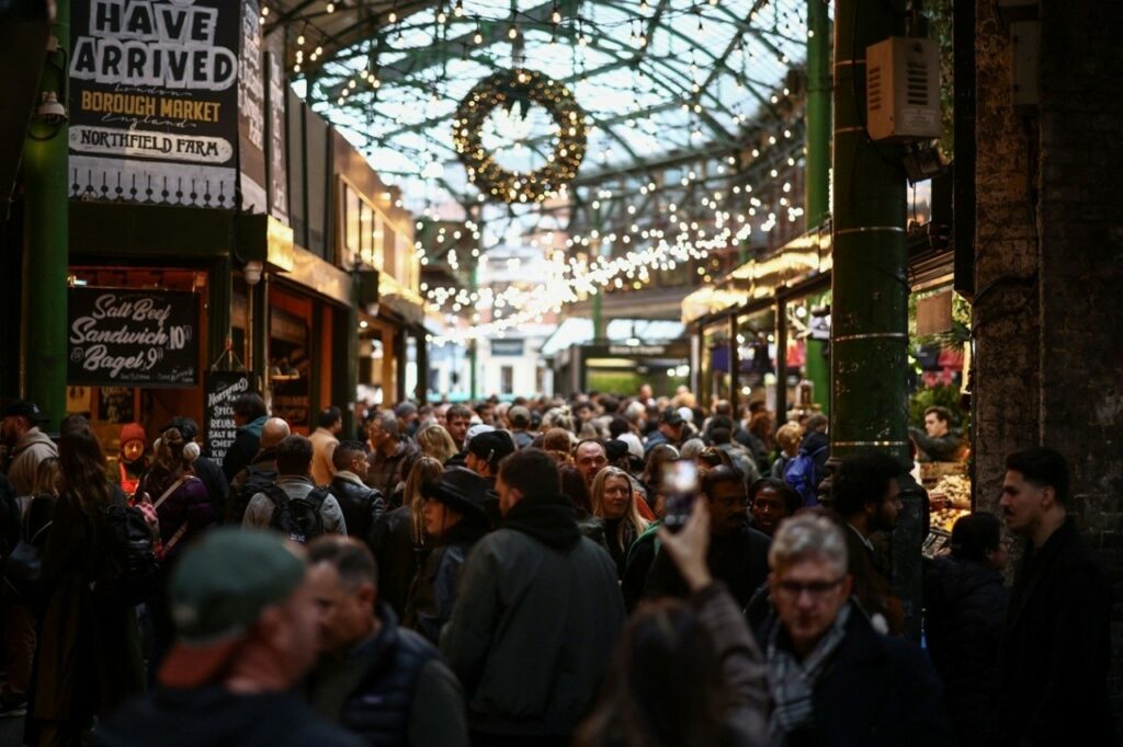 Αποταμίευση αντί κατανάλωσης στη Βρετανία: Ο φόβος φρενάρει την οικονομία