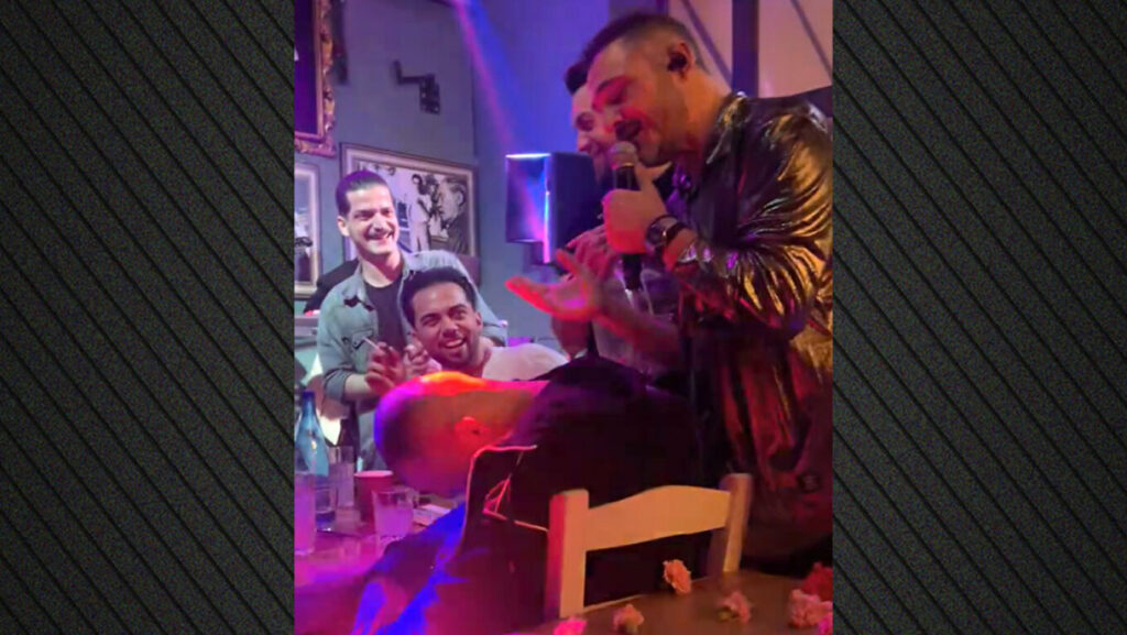 Θαμώνας νυχτερινού μαγαζιού αποκοιμήθηκε στο τραπέζι, όσο ο Δόξας τραγουδούσε από πάνω του