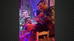 Θαμώνας νυχτερινού μαγαζιού αποκοιμήθηκε στο τραπέζι, όσο ο Δόξας τραγουδούσε από πάνω του