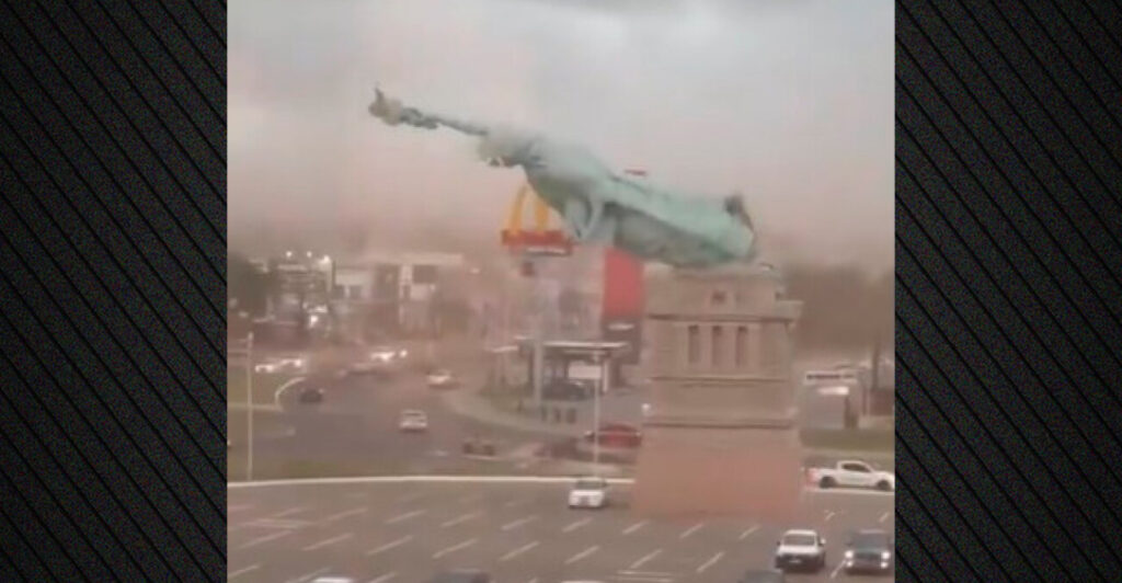 Βραζιλία: Η στιγμή που ισχυρός άνεμος γκρεμίζει αντίγραφο του Αγάλματος της Ελευθερίας