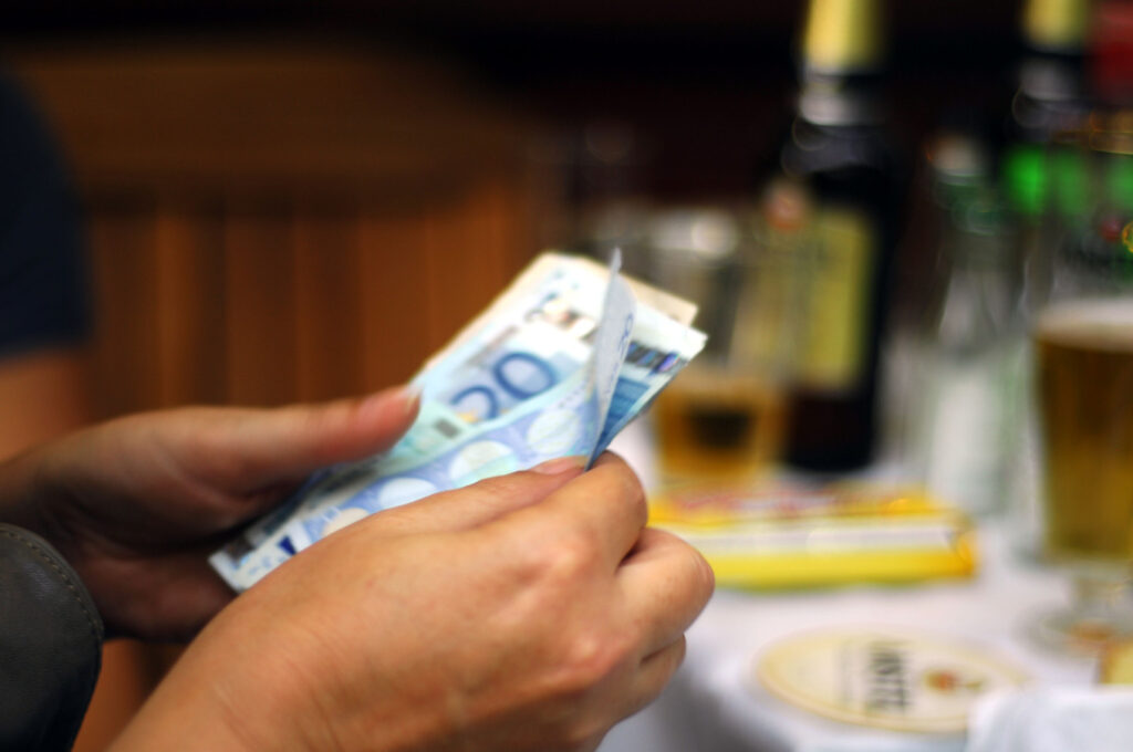 Συντάξεις και επιδόματα πριν από τα Χριστούγεννα: Πότε καταβάλλονται