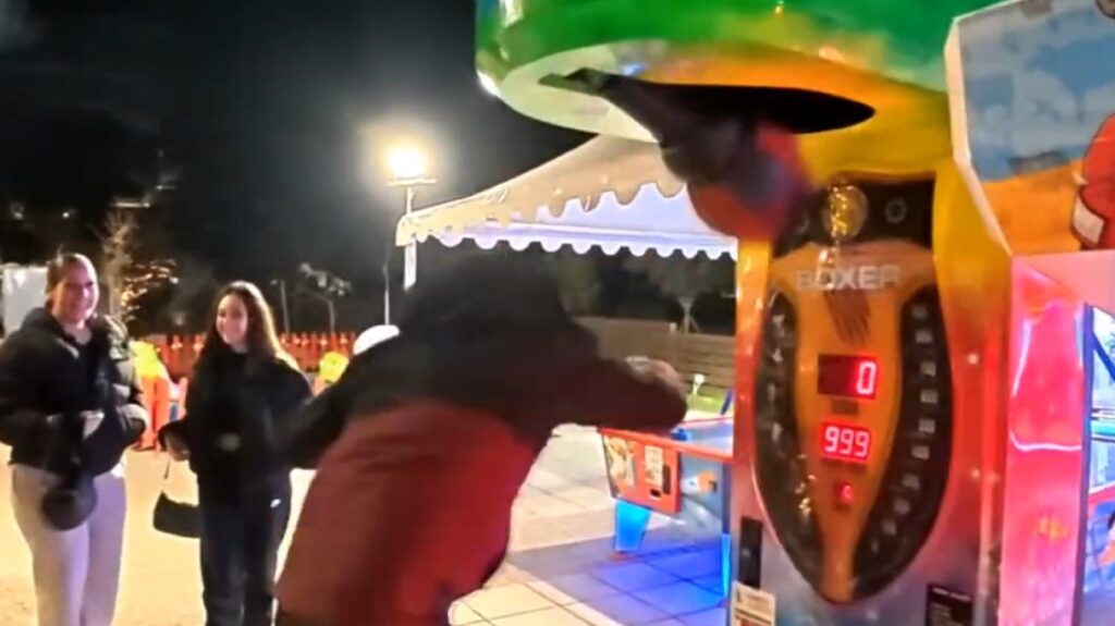 Νέα τούμπα του Ευτύχη Μπλέτσα: Έριξε μπουνιά σε μηχάνημα και βρέθηκε στο έδαφος - ΒΙΝΤΕΟ