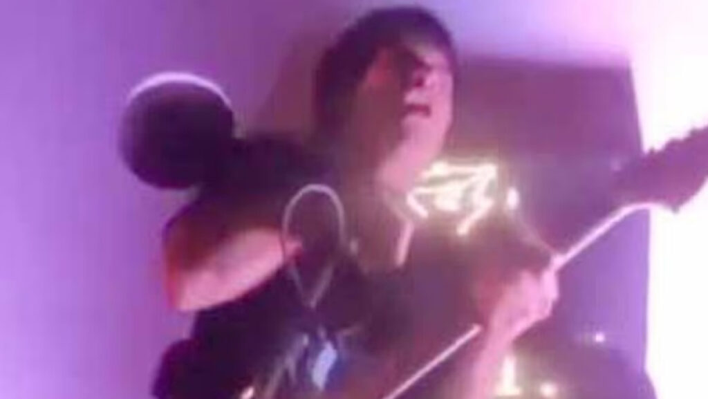 Τρόμος σε μπαρ στο Περού: Τραγουδιστής χτυπήθηκε από το ρεύμα όταν έπιασε το μικρόφωνο - ΒΙΝΤΕΟ