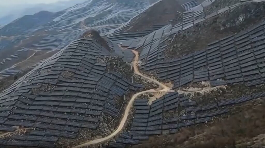 Σοκ στην Κίνα: Γέμισαν ολόκληρα βουνά με φωτοβολταϊκά - Βίντεο
