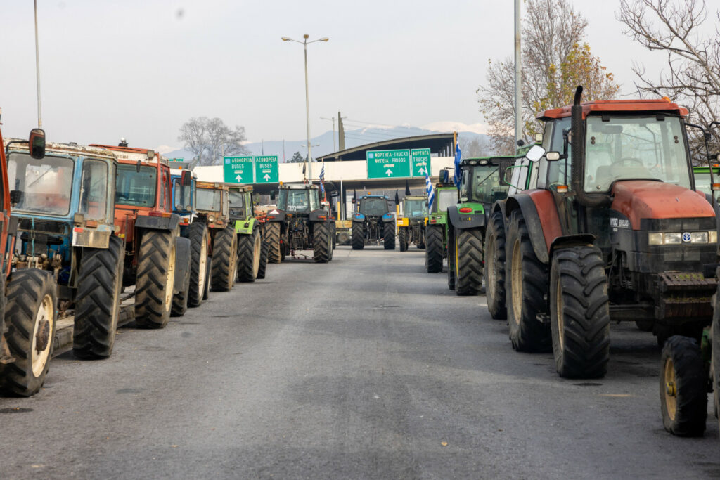 Αγρότες: Εντείνουν τις κινητοποιήσεις τους - Κλείνουν παρακαμπήριες σήμερα και ανοίγουν δρόμους για τις γιορτές