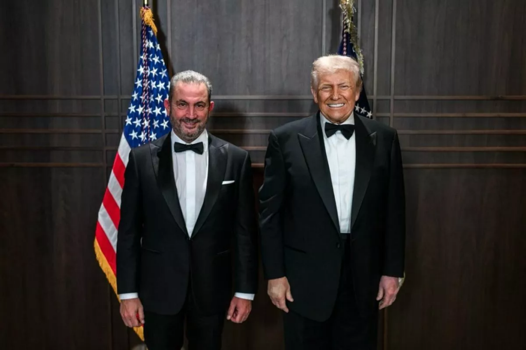 Ο Πρόεδρος των Ηνωμένων Πολιτειών, Ντόναλντ Τράμπ με τον Αλέξανδρο Εξάρχου, επικεφαλής της εταιρείας Aktor. Φωτογραφία μέσω του Λευκού Οίκου