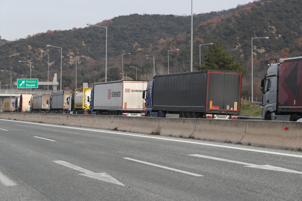 Οι αγρότες κλείνουν σήμερα για πέντε ώρες τις σήραγγες των Τεμπών για τα φορτηγά