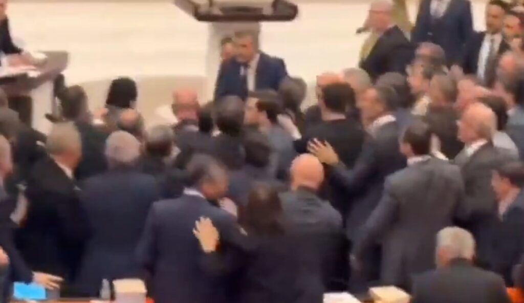 Χάος στην τουρκική βουλή: Αντάλλαξαν γροθιές βουλευτές του Ερντογάν με της αντιπολίτευσης - ΒΙΝΤΕΟ