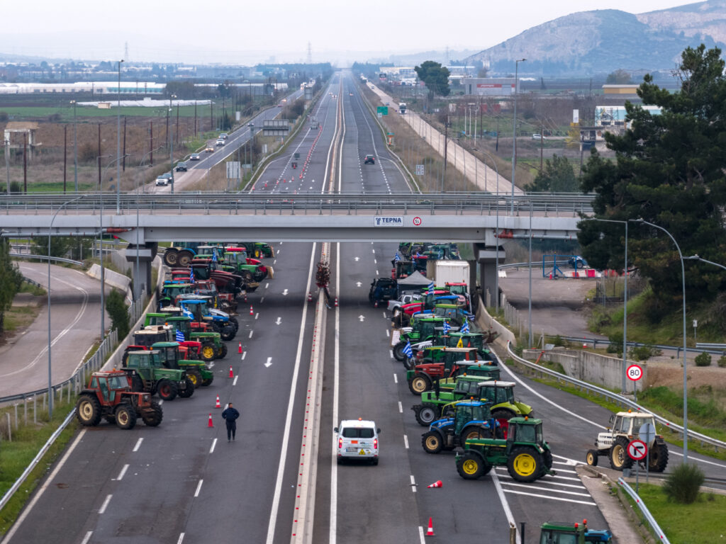 Ξεκινά η έξοδος των Χριστουγέννων με τα μπλόκα στις εθνικές οδούς: Οι αγρότες ανοίγουν λωρίδες και αναδιατάσσουν τα τρακτέρ τους