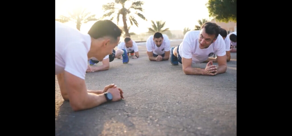 Μακρόν: Έκανε γυμναστική με Γάλλους στρατιώτες στα Ηνωμένα Αραβικά Εμιράτα - Βίντεο