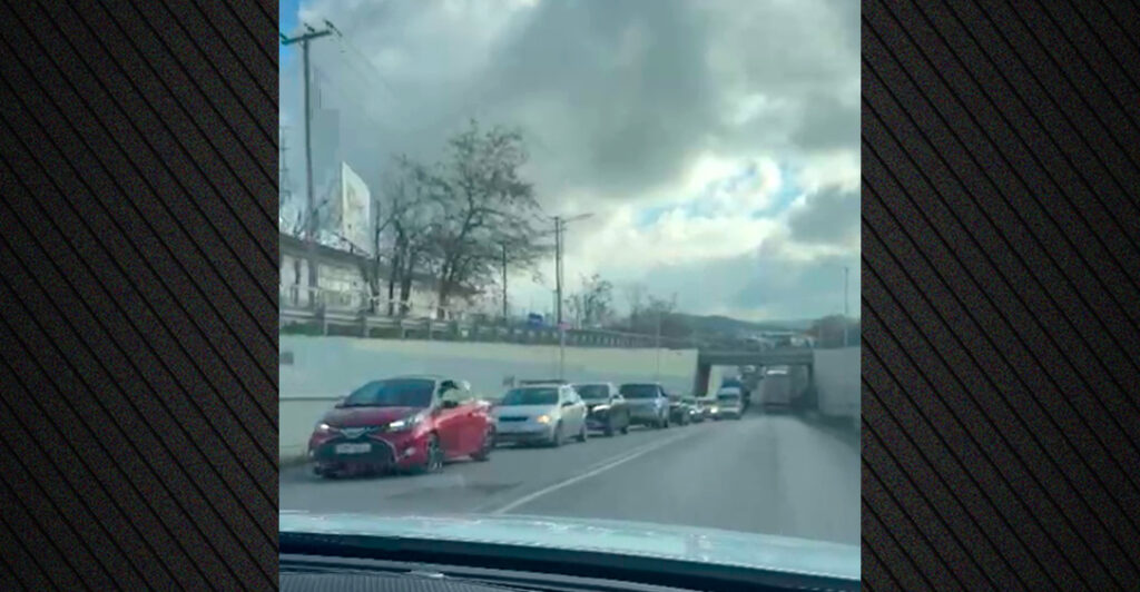 Ταλαιπωρία για τους εκδρομείς λόγω μπλόκων και εκτροπών κυκλοφορίας, μποτιλιάρισμα σε Θήβα και Αλίαρτο