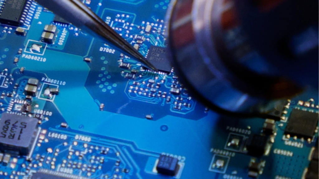 Δασμούς σε μικροτσίπ που εισάγονται από Κίνα, ανακοίνωσαν οι ΗΠΑ