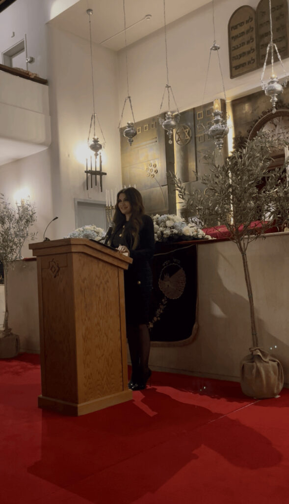 Στην Ιερά Συναγωγή Αθηνών η Κίμπερλι Γκίλφόιλ για τον εορτασμό του Χάνουκα