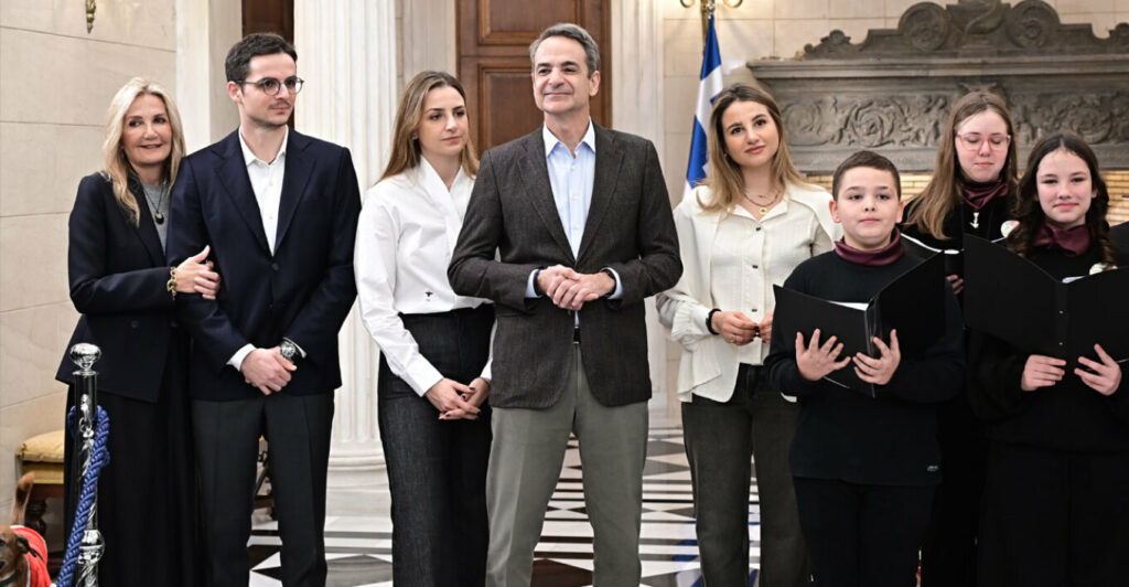 Τα χριστουγεννιάτικα κάλαντα στον Μητσοτάκη από μαθητές και πολιτιστικό Σύλλογο- Ντυμένος «Άγιος Βασίλης» ο Πίνατ