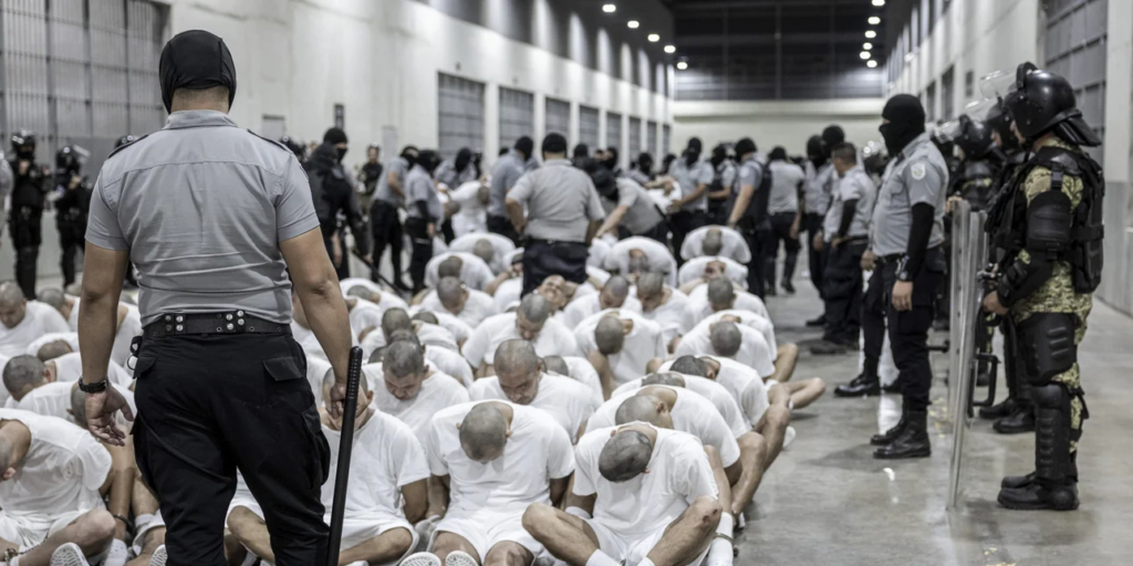 Να απελευθερώσει όλους τους κρατούμενους από τη φυλακή απειλεί ο πρόεδρος του Ελ Σαλβαδόρ