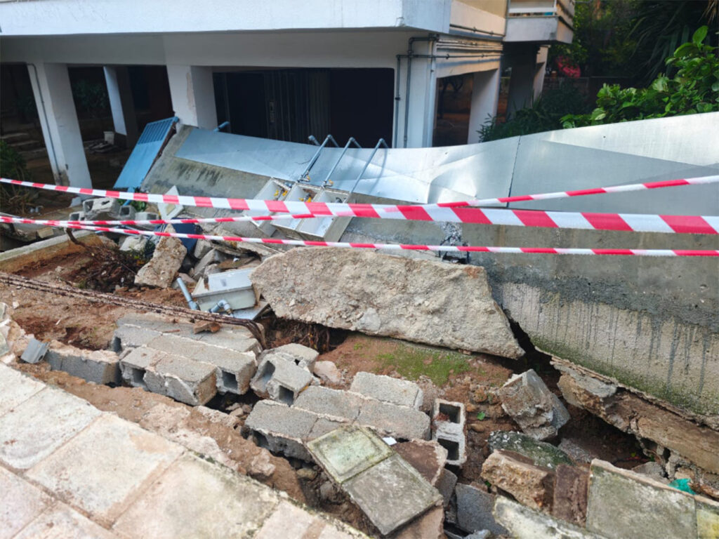 Άλιμος: Κατέρρευσε μάντρα πολυκατοικίας από την έντονη κακοκαιρία - Παρασύρθηκαν και αυτοκίνητα