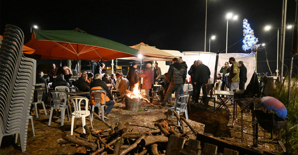 Εορταστικό τραπέζι στα μπλόκα έστησαν οι αγρότες - Ανοιχτοί θα παραμείνουν οι δρόμοι μέχρι την Παρασκευή