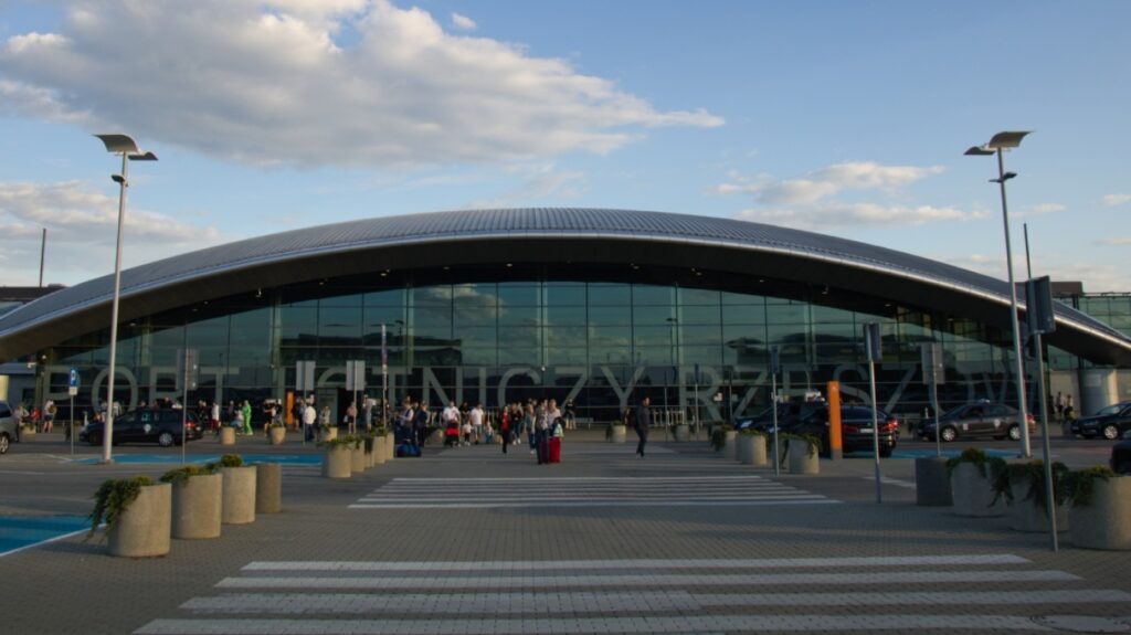 Πολωνία: Δύο αεροδρόμια έκλεισαν προσωρινά λόγω των ρωσικών πληγμάτων στην Ουκρανία