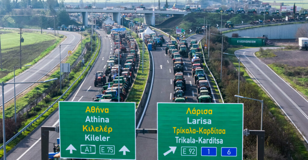 Οι αγρότες κλείνουν σήμερα και παρακαμπτήριους - Ταξιδιώτες χρειάστηκαν έως και 12 ώρες για τη διαδρομή Θεσσαλονίκη-Αθήνα