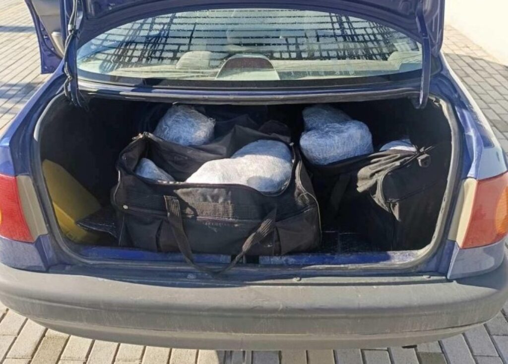 Εντοπίστηκαν 28 κιλά κάνναβης σε πορτ μπαγκάζ αυτοκινήτου στην Καστοριά - Τρεις συλλήψεις