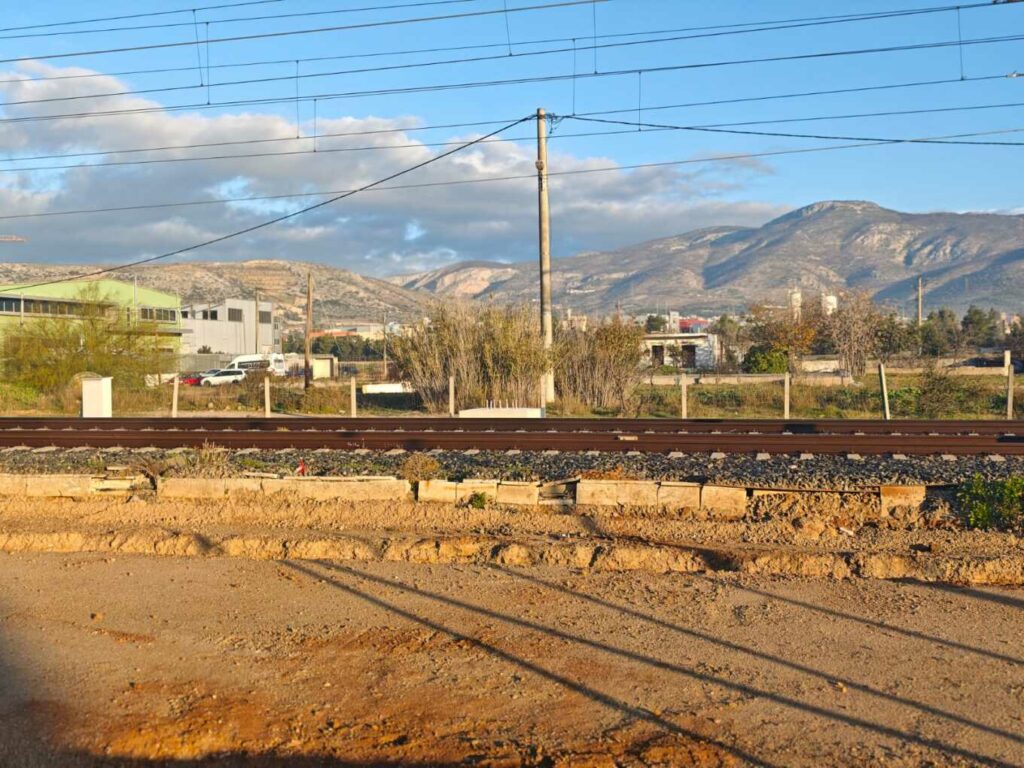 Τραγωδία στα Άνω Λιόσια: Νεκρός άνδρας που παρασύρθηκε από συρμό του Προαστιακού, πέρασε από σημείο χωρίς διάβαση