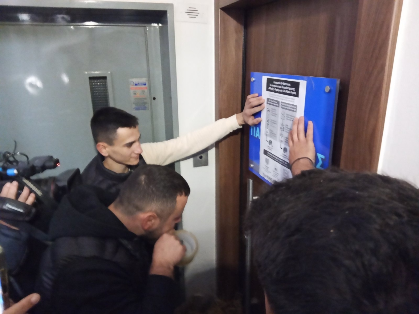 Αγρίνιο: Με σανό και κοπριά πήγαν στα γραφεία βουλευτών της ΝΔ αγρότες από το μπλόκο στο Αγγελόκαστρο