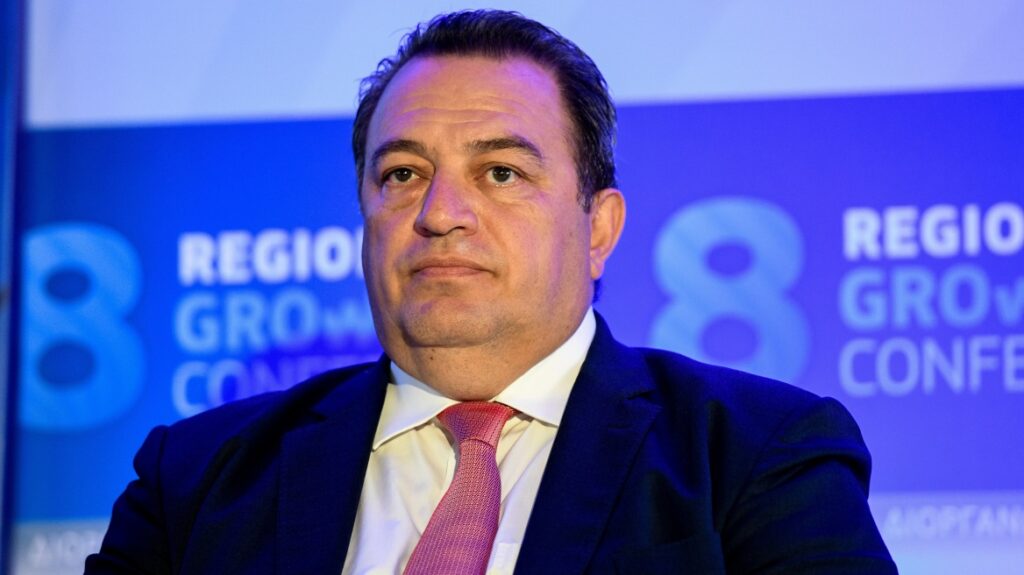 Ε. Στυλιανίδης: Αγρότες πέταξαν βαμβάκι και άχυρα στο γραφείο του στην Κομοτηνή