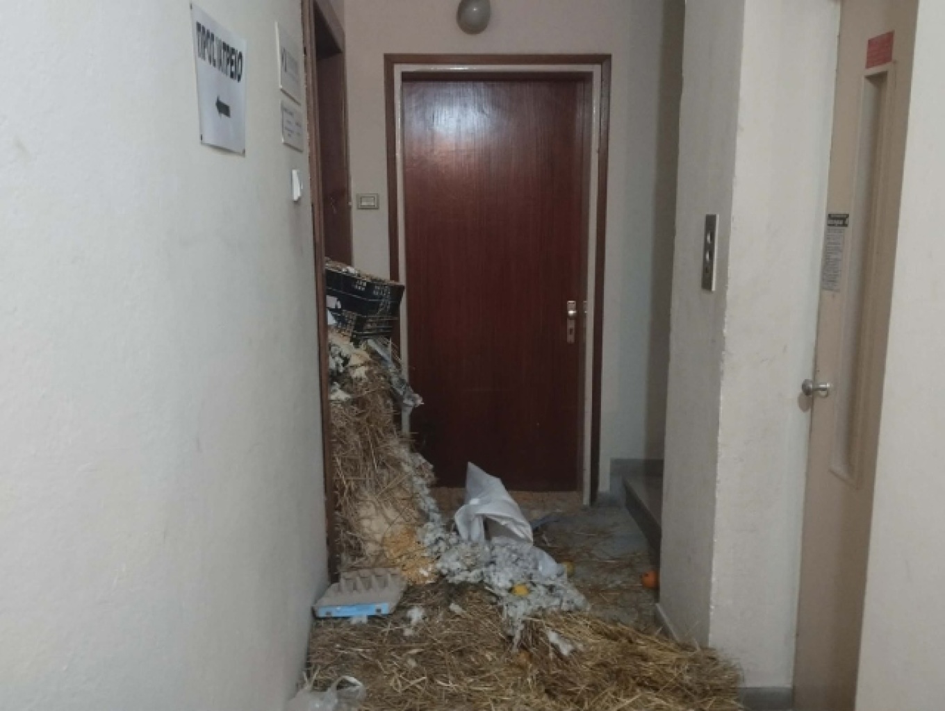 Ε. Στυλιανίδης: Αγρότες πέταξαν βαμβάκι και άχυρα στο γραφείο του στην Κομοτηνή