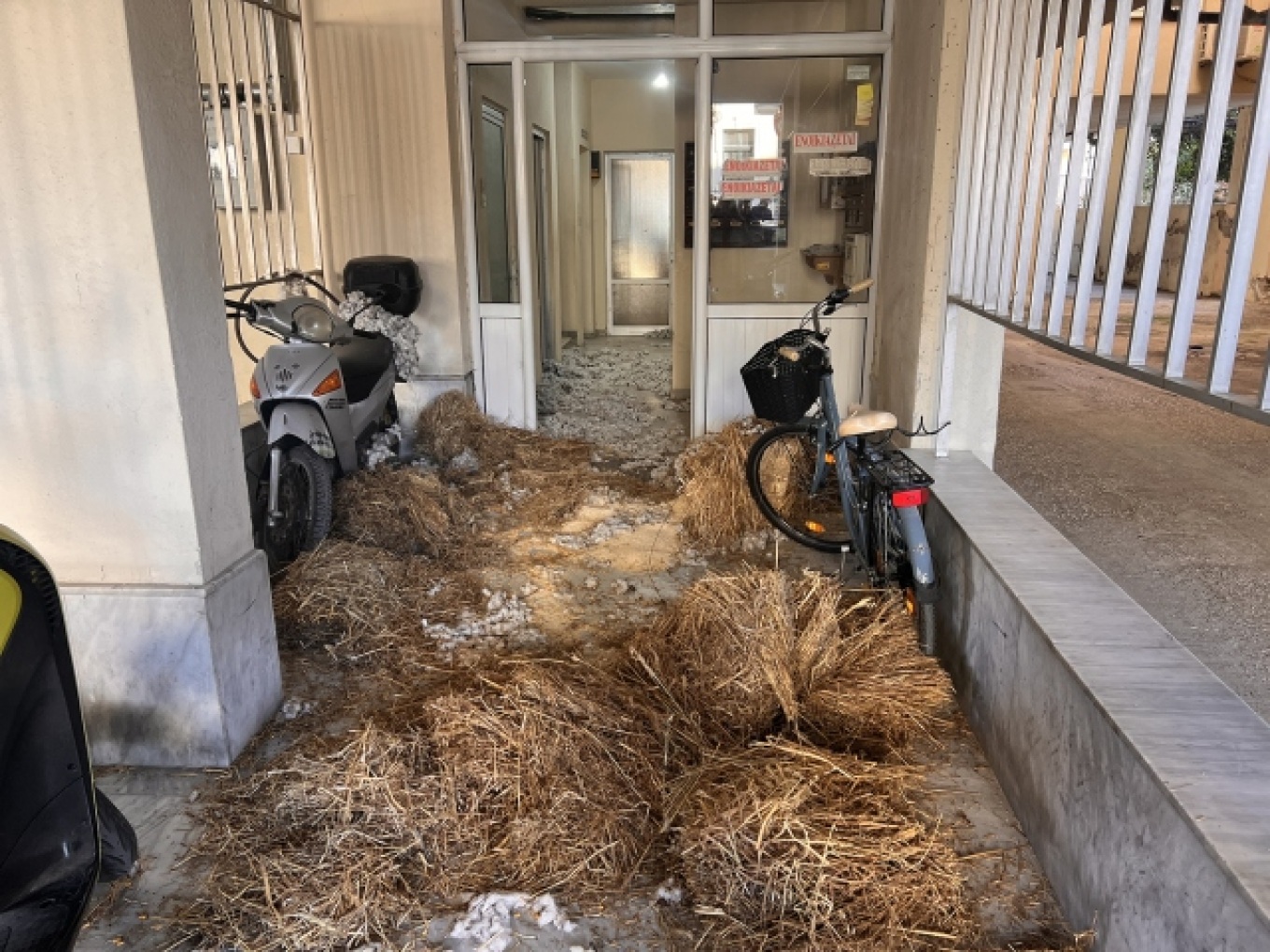 Ε. Στυλιανίδης: Αγρότες πέταξαν βαμβάκι και άχυρα στο γραφείο του στην Κομοτηνή