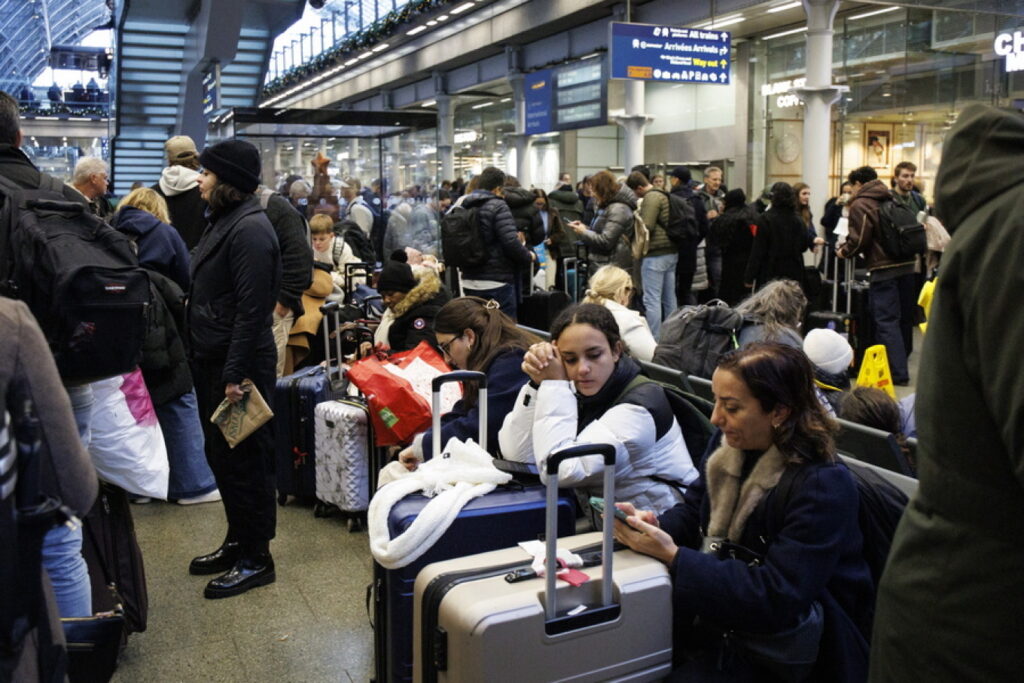 Eurostar: Επανεκκινεί τα δρομολόγιά της μετά το χάος στη Μάγχη - Έως και 6 ώρες παρέμειναν επιβάτες εγκλωβισμένοι σε συρμούς