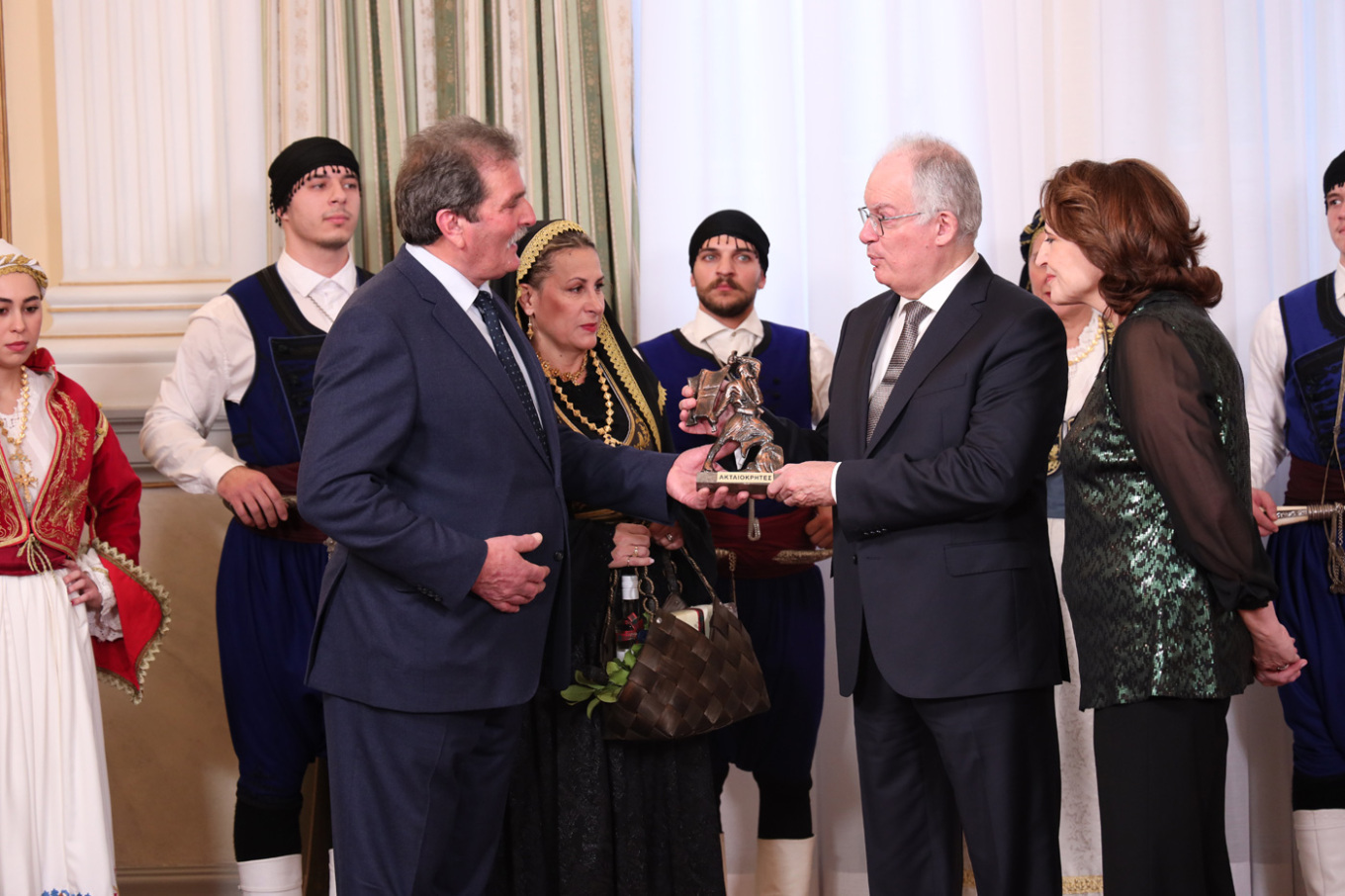 Κωνσταντίνος Τασούλας: Πρωτοχρονιάτικα κάλαντα από Ένοπλες Δυνάμεις και πολιτιστικούς συλλόγους