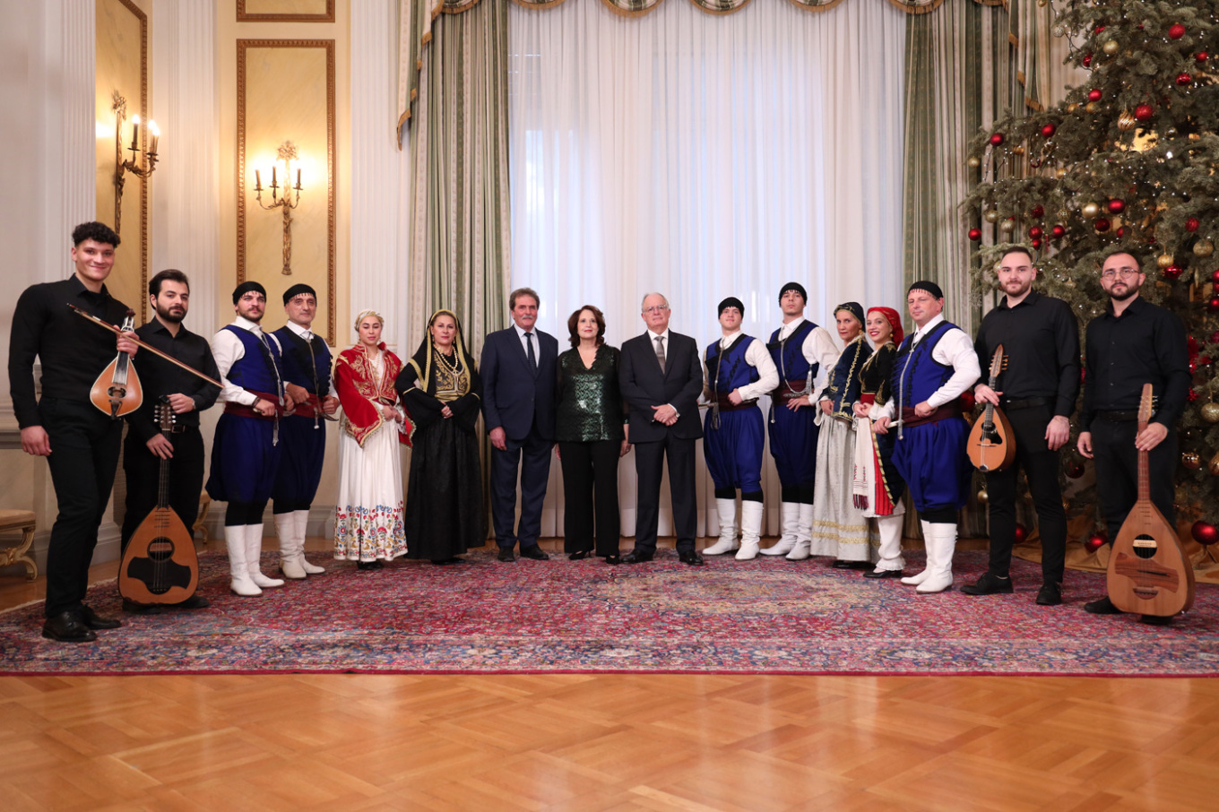 Κωνσταντίνος Τασούλας: Πρωτοχρονιάτικα κάλαντα από Ένοπλες Δυνάμεις και πολιτιστικούς συλλόγους