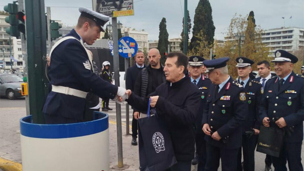 Ο Μιχάλης Χρυσοχοΐδης αντάλλαξε ευχές και έδωσε δώρα στον Τροχονόμο στο βαρέλι στην πλ. Συντάγματος