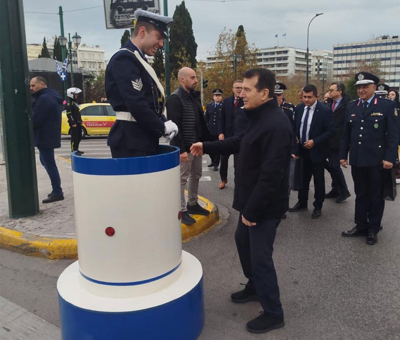 Ο Μιχάλης Χρυσοχοΐδης αντάλλαξε ευχές και έδωσε δώρα στον Τροχονόμο στο βαρέλι στην πλ. Συντάγματος