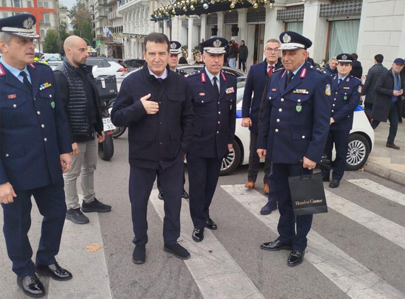 Ο Μιχάλης Χρυσοχοΐδης αντάλλαξε ευχές και έδωσε δώρα στον Τροχονόμο στο βαρέλι στην πλ. Συντάγματος