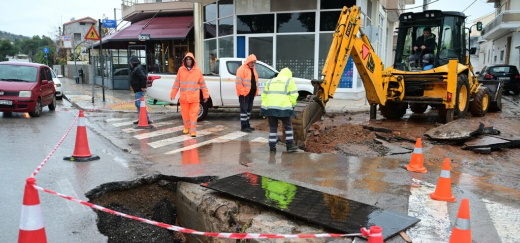 Νέο έκτακτο δελτίο καιρού: Μέχρι το μεσημέρι του Σαββάτου θα πλήττει τη χώρα η κακοκαιρία Byron, οι κόκκινες περιοχές