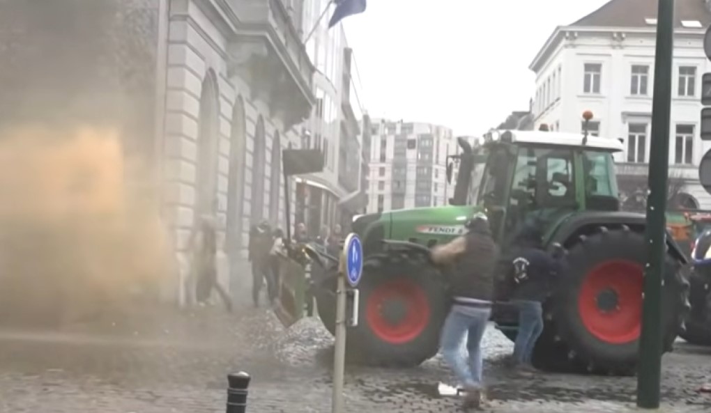 Βρυξέλλες: Επεισόδια και δακρυγόνα στη συγκέντρωση των αγροτών, δείτε live